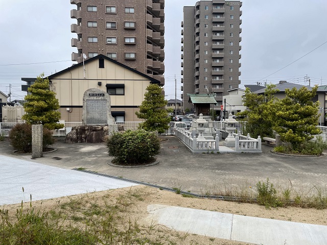 蓮池竣工記念碑、太田幹線記念碑、伏石事件記念碑、農民神社